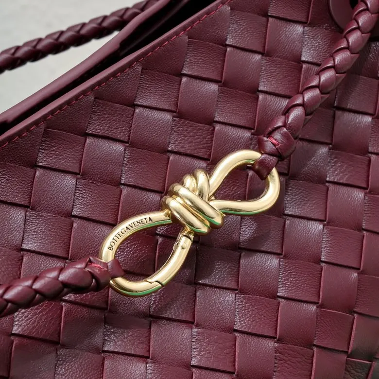 The 2023 new Andiamo batch of 2260 BV has been shipped‼ ️Really popular🔥The new Andiamo woven handbag launched by Bottega Veneta this season is really popular all over the world! ! Celebrities at home and abroad have worn it, and Oscar-winning actress Michelle Yeoh has taken it out on the street. Song Jia, Trai Yara, Yu Feihong, Sanji Ayaka, Rosie Hunting-Whiteley, Yoshioka Riho, etc. have all picked up this bag. It is classic and versatile, showing off its temperament, and the bag capacity is also large, which is very convenient for daily commuting! ! A variety of carrying methods, the shoulder straps can be adjusted by yourself, the original lambskin feels soft and delicate, and the unisex style breaks gender boundaries and brings a more practical and longer-lasting use experience. Andiamo, which has both elegant and casual styles, perfectly interprets the true appearance of "fashionable old money style". Style number: 8463 Size: 32*24*12